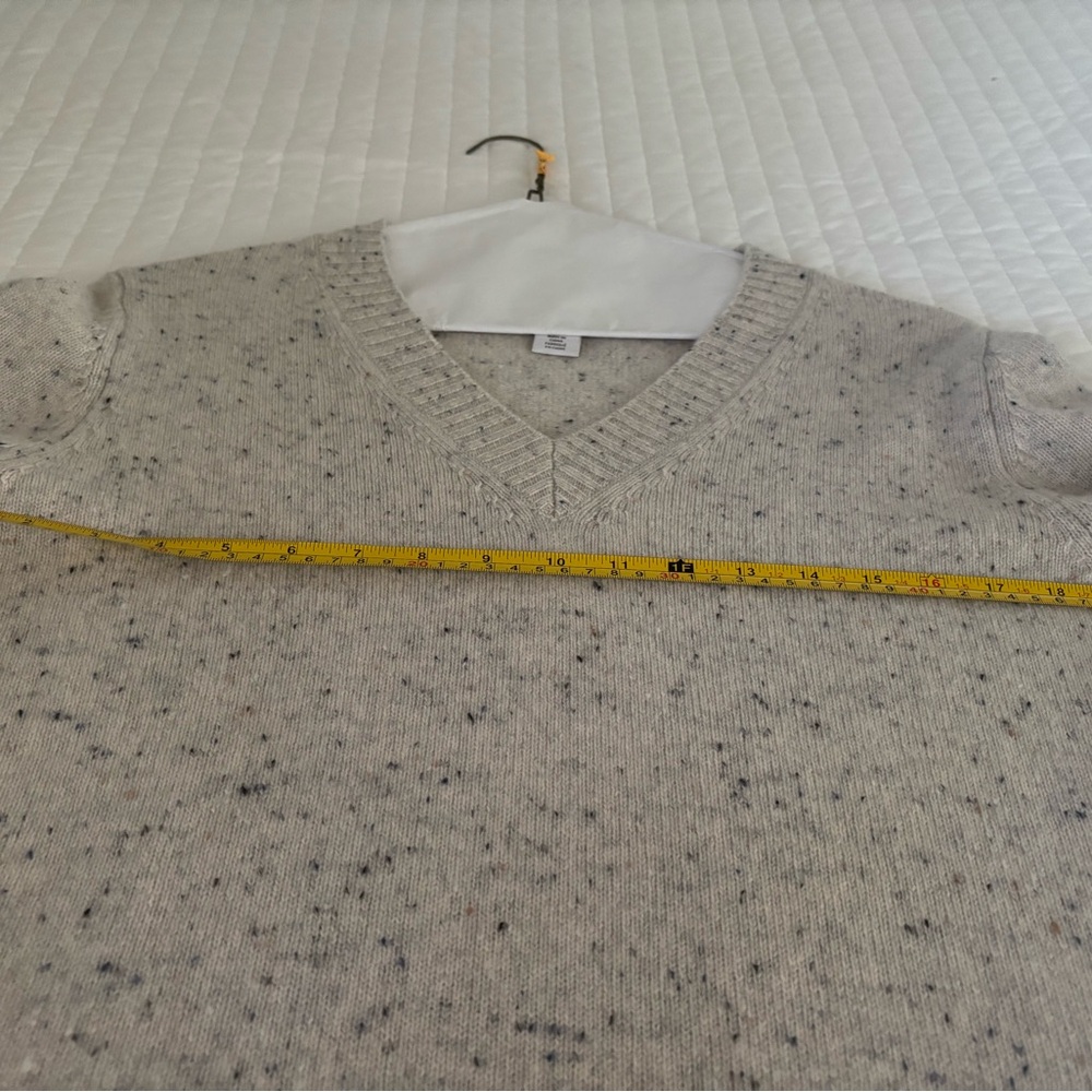 Nordstrom Signature 100% Cashmere V-neck Sweater (Small) - Picture 4 of 4